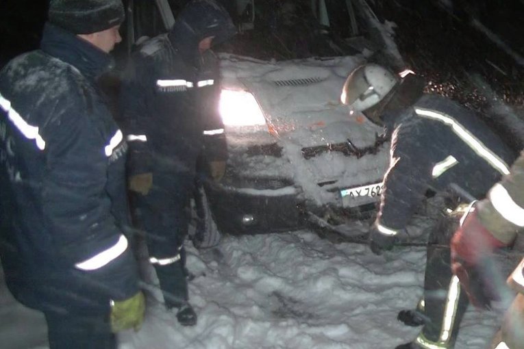 Спасатели достают людей и авто из заносов по всей Украине