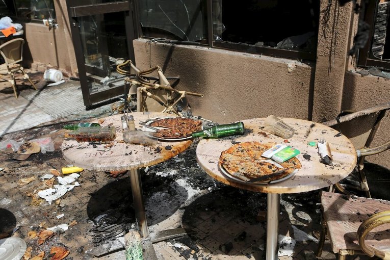 Последствия нападения террористов в Уагадугу в Буркина-Фасо.