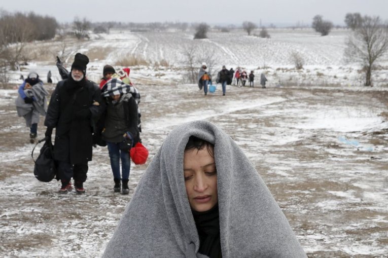 Мигранты с Ближнего Востока после пересечения границы Македонии и Сербии.