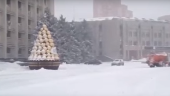 Чистка снега возле Одесской ОГА