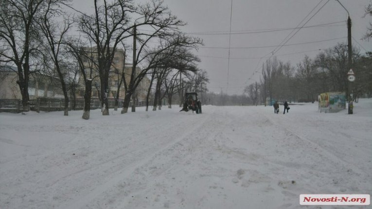 Николаев, парализованный снегопадом