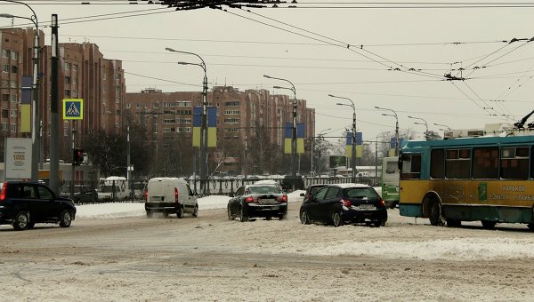 Дороги в Харькове считаются расчищенными, но между полосами движения - гребни из снежно-песчаной каши