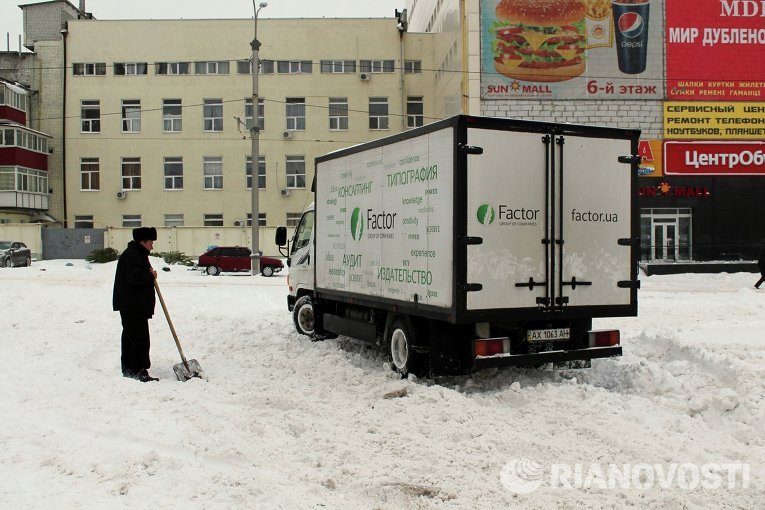 Въехав на парковку, многие машины выезжают с трудом в Харькове
