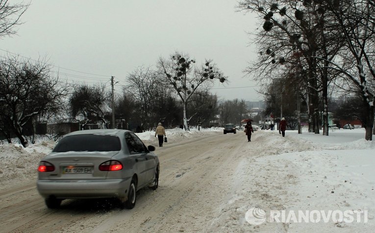 Часть улиц тротуаров не расчищена в Харькове, пешеходы идут с риском для жизни по скользкой проезжей части