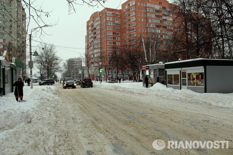 Основными силами в расчистке тротуаров в Харькове остаются немолодые женщины с лопатами