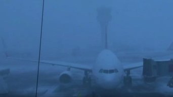 Снегопад в Стамбуле, самолеты засыпанные снегом