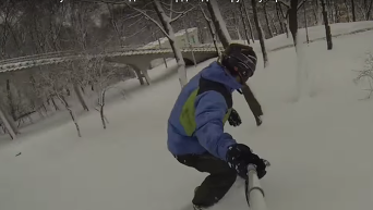 Сноубордист мчит по склону вдоль фуникулера в Киеве