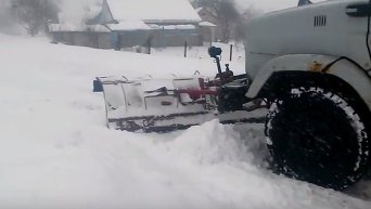 В Полтаве снегоуборочная машина застряла в снегу. Видео