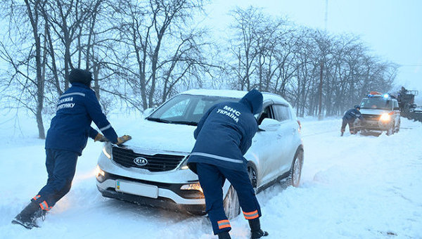 На границе Одесской и Николаевской областей спасатели достали из трехметровых снежных сугробов 15 человек
