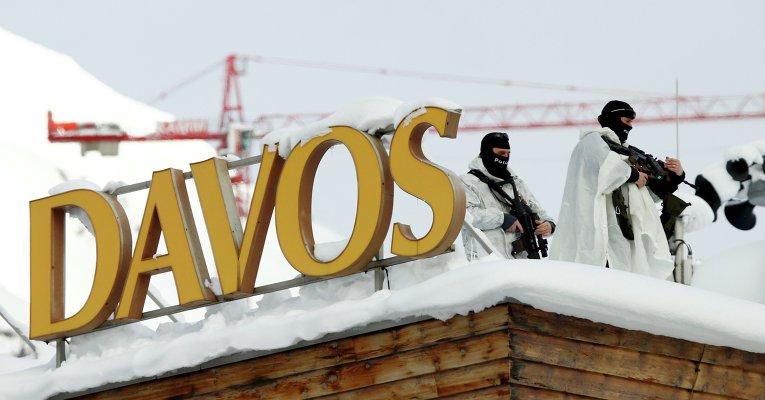 Швейцарские правоохранители ведут наблюдения с вершины крыши в Давосе Congress Hotel впреддверии Всемирного экономического форума (ВЭФ) в Давосе, Швейцария