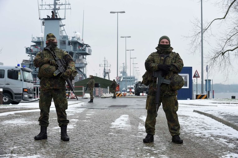 Солдаты немецкой армии Бундесвера впреддверии визита канцлера Ангелы Меркель на военно-морскую базу в Киле, Германия.