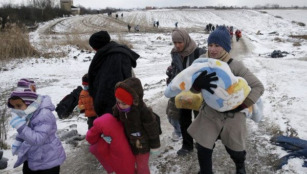 Мигранты на заснеженном поле в Сербии после пересечения македонской границы