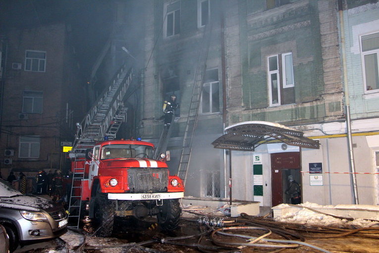 Пожар в жилом доме на улице Михайловской в центре Киева