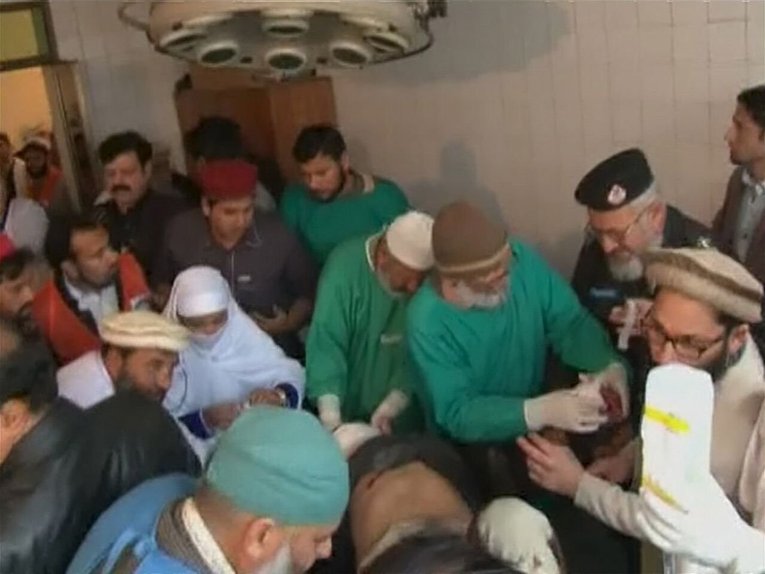 Медпомощь пострадавшим при нападении в городе Чарсадда (Пакистан)