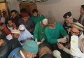 Медпомощь пострадавшим при нападении в городе Чарсадда (Пакистан)