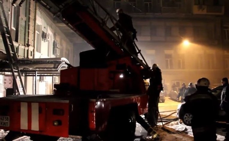 Спасатели Киева на месте пожара и взрыва в жилом доме на улице Михайловской