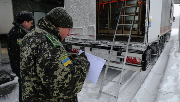 Сотрудники пограничной службы Украины у грузового автомобиля. Архивное фото