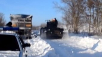 Морпехи при расчистке снега в Николаевской области