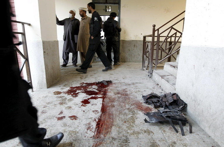 На месте нападения на университет в Чарсадде, Пакистан
