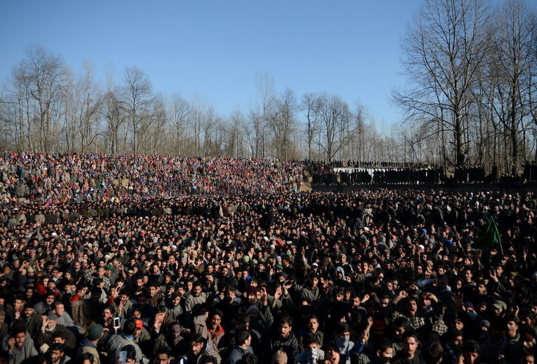 Жители Кашмира на похоронах повстанца в деревне Бандана, к югу от Сринагара
