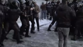Столкновения полиции и протестующих у парламента Молдавии. Видео