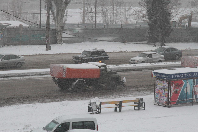Коммунальная техника чистит снег в Запорожье, 21 января 2016 года