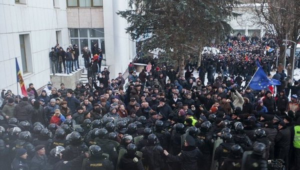 Протесты под парламентом Молдавии