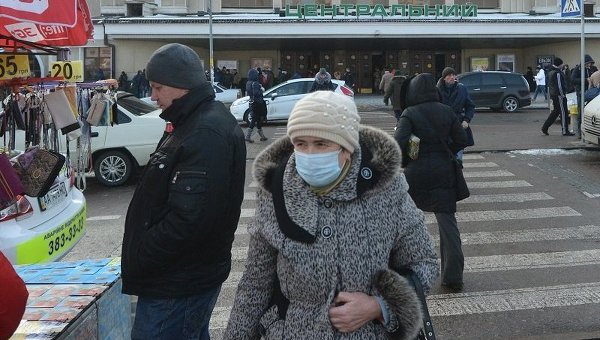Киевляне одевают маски во время эпидемии свиного гриппа в январе 2016 года