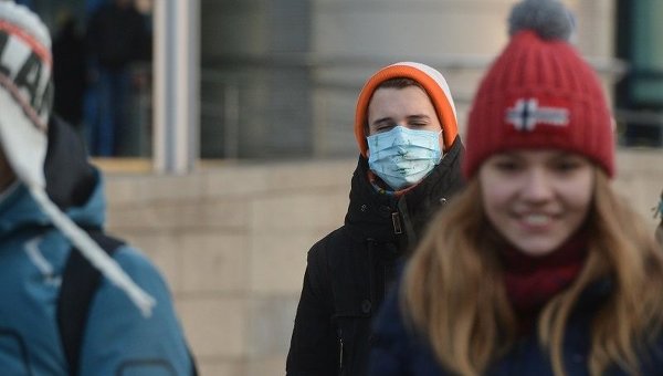 Школьники надевают маски во время эпидемии свиного гриппа в январе 2016 года