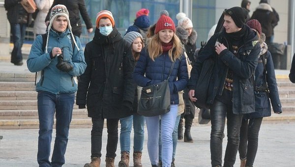 Школьники Киева одевают маски во время эпидемии гриппа