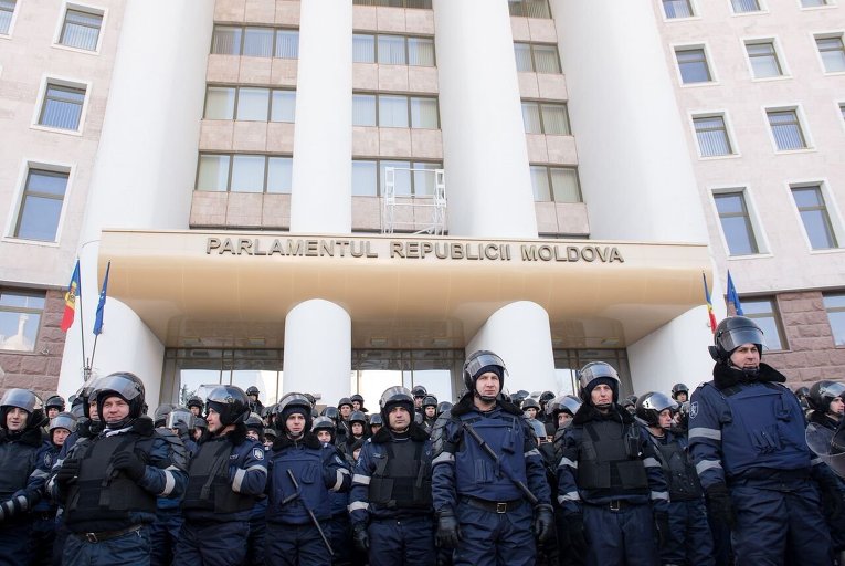 Молдавский ОМОН защищает здание парламента в Кишиневе.