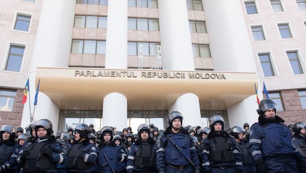 Молдавский ОМОН защищает здание парламента в Кишиневе. Архивное фото
