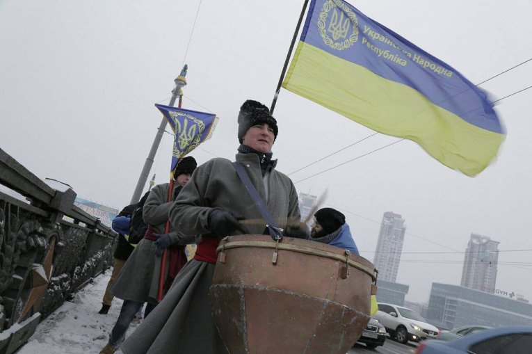 Живая цепь в честь Дня Соборности на мосту Патона в Киеве