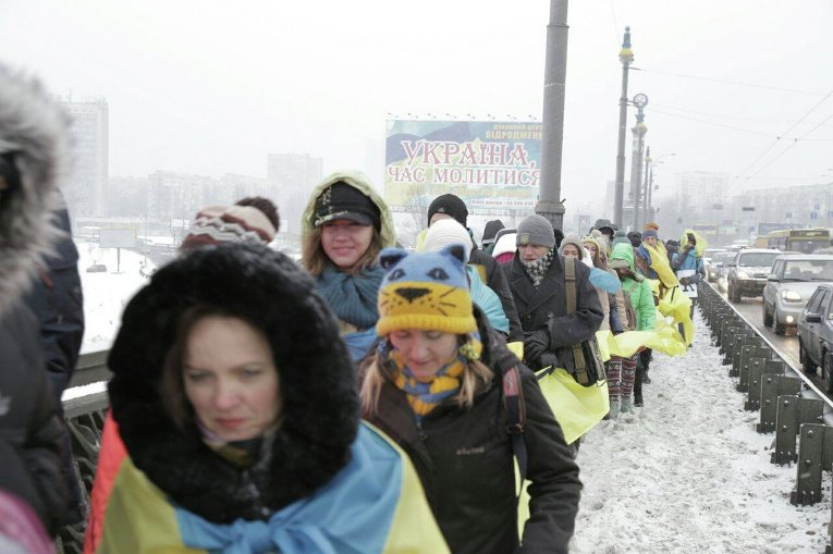 Живая цепь в честь Дня Соборности на мосту Патона в Киеве