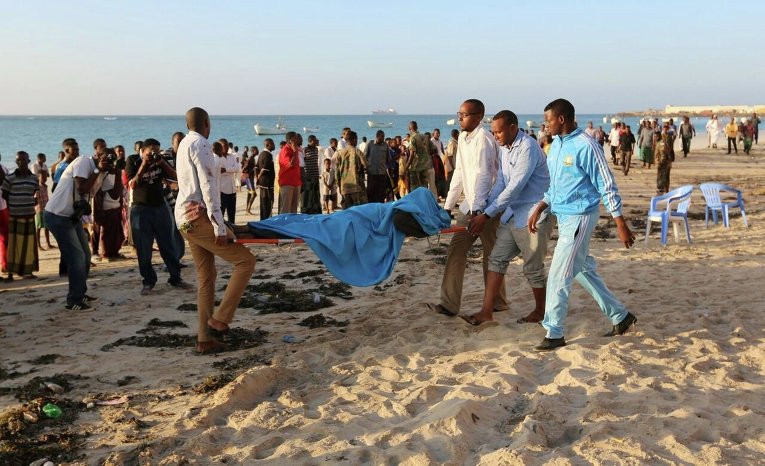 На месте нападения на пляжный ресторан в столице Сомали Могадишо