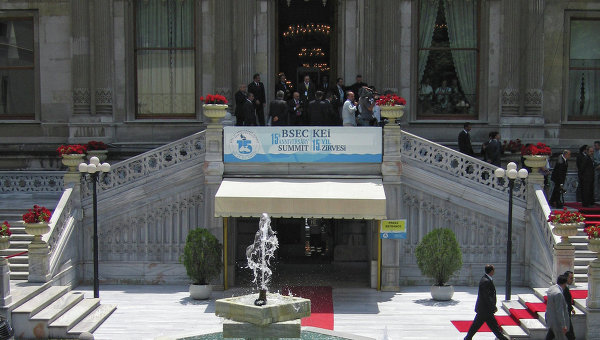 Отель Цириган Палас Кемпинский (Chiragan Palace Kempinski) в Стамбуле, где проходит саммит Организации Черноморского экономического сотрудничества (ОЧЭС).