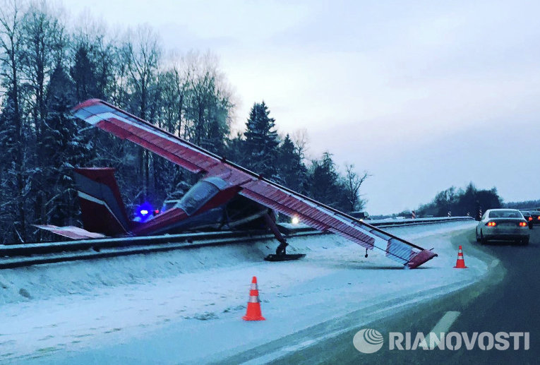 Легкомоторный самолет совершил жесткую посадку на шоссе в Московской области