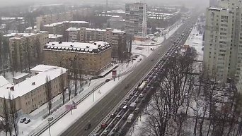 Пробка на проспекте Победы в Киеве во время снегопада 25 января 2016 г.