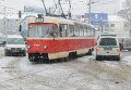 В Киеве из-за снегопада сошел с рельсов трамвай
