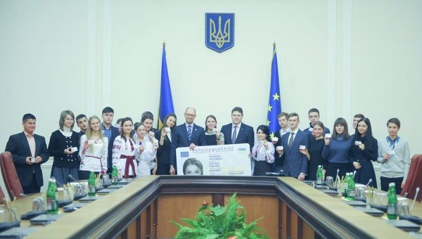 Премьер-министр Украины Арсений Яценюк вручил электронные паспорта школьникам