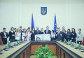Премьер-министр Украины Арсений Яценюк вручил электронные паспорта школьникам