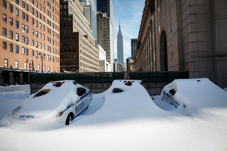 Нью-Йорк, США, в плену масштабного снегопада