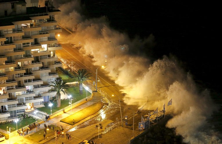 Чили: гигантские волны омывают туристический отель
