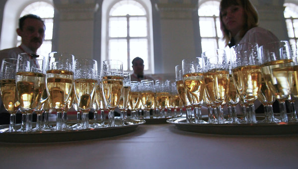 Фужеры, наполненные шампанским