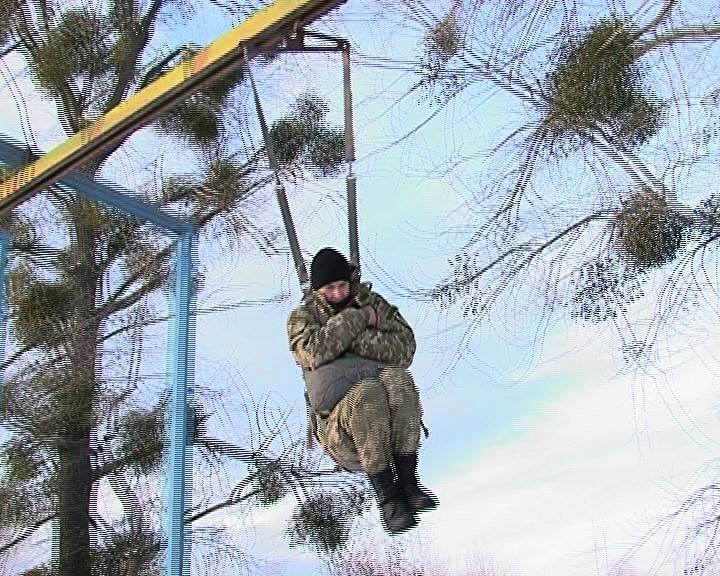 Житомирских десантиников-новобранцев готовят к прыжкам с парашютом