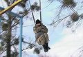 Житомирских десантиников-новобранцев готовят к прыжкам с парашютом