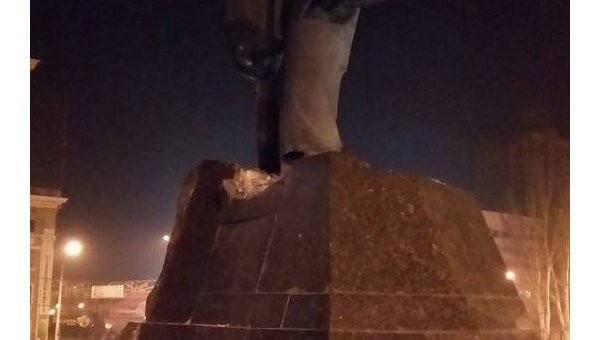 В Донецке подорвали часть памятника Владимиру Ленину