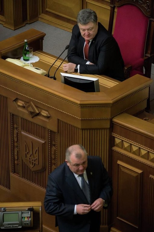 Петр Порошенко и судья КСУ Владимир Мойсик в зале Верховной Рады 27 января 2016 г.