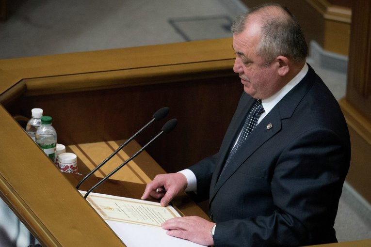 Судья Конституционного суда Владимир Мойсик приносит присягу в Верховной Раде, 27 января 2016 г