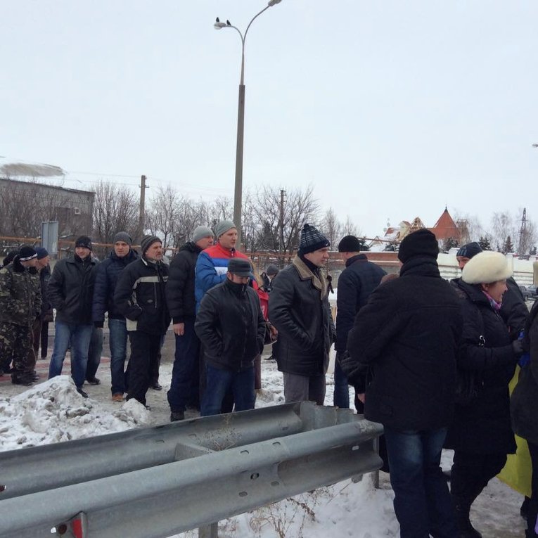 Активисты перекрыли движение транспорта близ Подгороднего на трассе Днепропетровск-Донецк